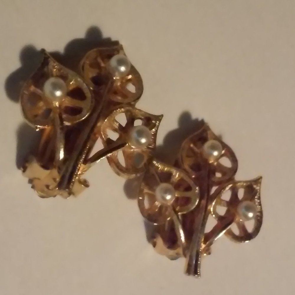 Clip On Earrings Pearls And Gold 3 Petal Shaped Pearl In Each Petal 1"x1" New